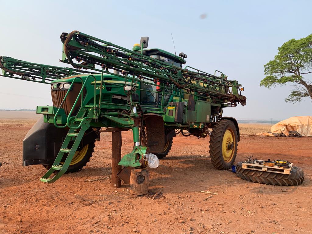 Paulinho Corretor de Seguros atende cliente em lavoura